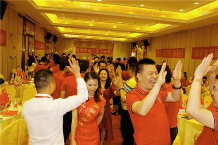 牛商爭(zhēng)霸賽總結(jié)表彰大會(huì)噴繪360榮獲優(yōu)秀企業(yè)獎(jiǎng)