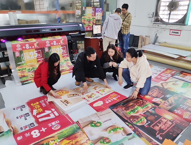 華潤(rùn)置地領(lǐng)導(dǎo)蒞臨我司考察噴繪廣告制作